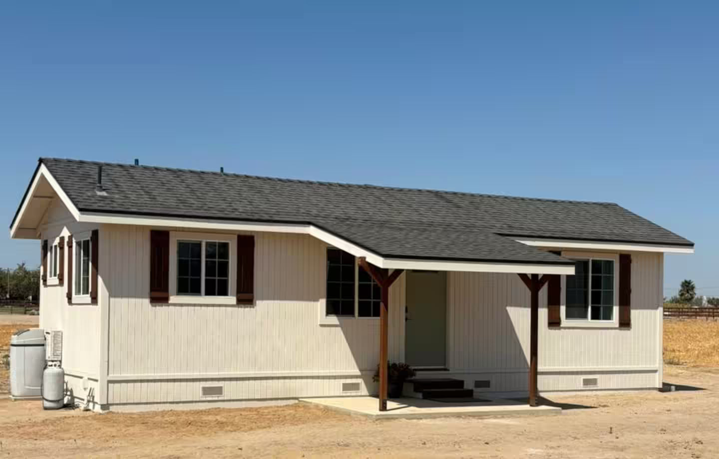 A Cozy 375-sqft Farmhouse Tiny House Near Yosemite National Park!