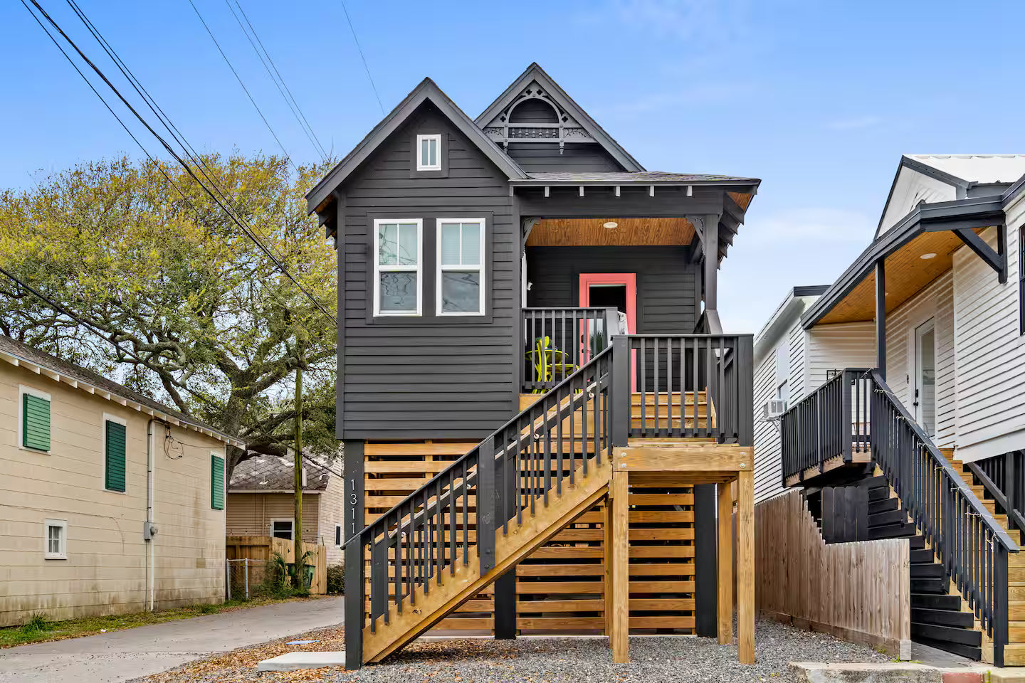 Lala’s Seaesta—A 355-sqft Tiny House 2 Blocks from the Beach!