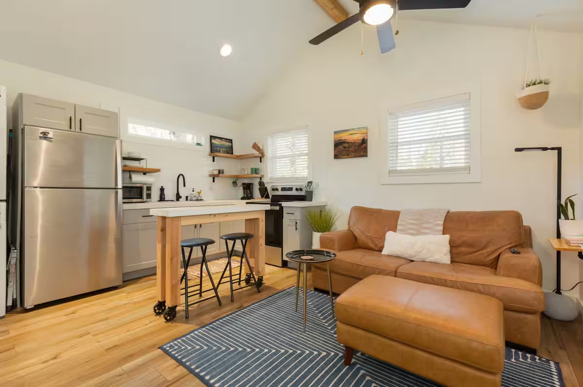 324-sqft Garage Apartment in Asheville, North Carolina