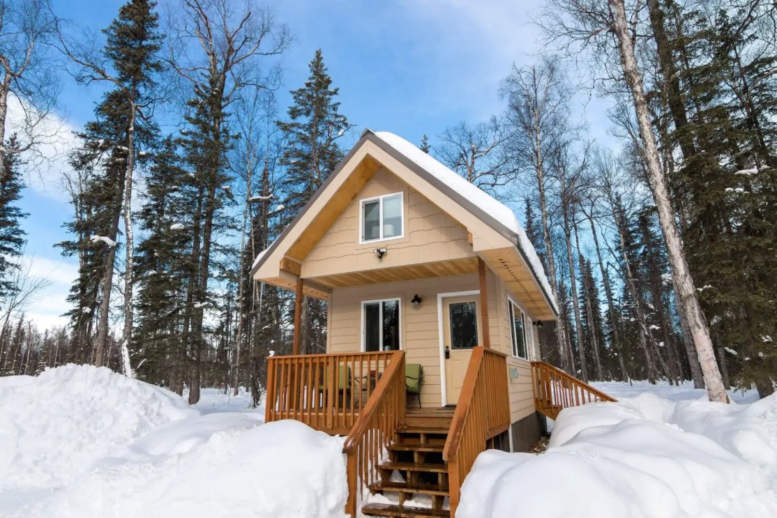 15 Tiny Houses in Alaska You Can Rent on Airbnb in 2021!